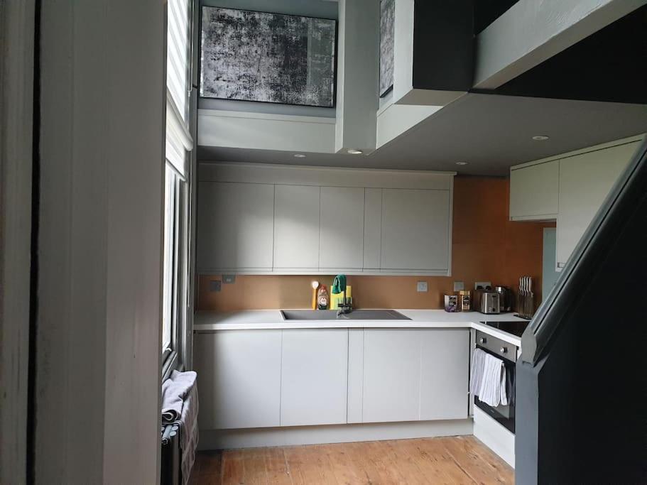 22 Stunning Large Loft - Great Location - Free Onsite Parking - Garden View- Quiet Apartment Brighton Exterior photo